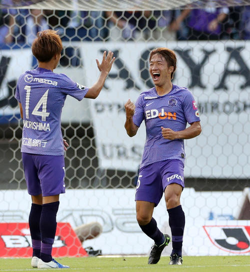 前半、勝ち越しゴールを決めガッツポーズする広島MF稲垣（右）（撮影・前田充）