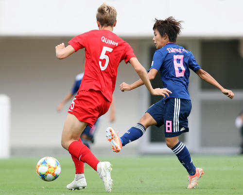 日本対カナダ　前半、先制ゴールを決める岩渕（右）（撮影・狩俣裕三）