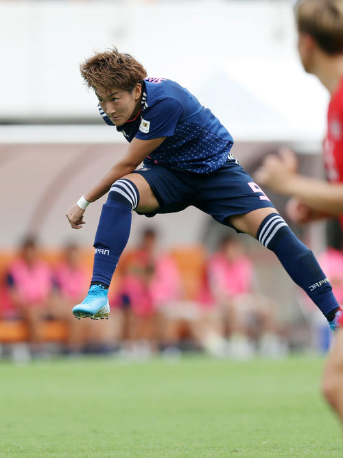 日本対カナダ　前半、力強いシュートを放つ菅沢（撮影・狩俣裕三）