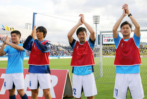 横浜FC対柏　柏に勝ちサポーターの声援に応える、左から横浜FC・MF中村、MF松井、FWカズ（撮影・垰建太）
