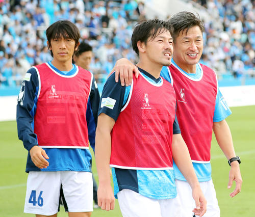 横浜FC対柏　柏に勝ち笑顔で喜び合う横浜FC・FWカズ（右）とMF松井（中央）。左はMF中村（撮影・垰建太）