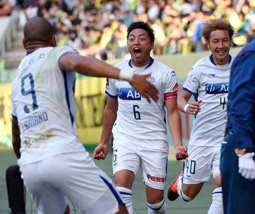 千葉対山形　後半12分、勝ち越しゴールを決めて喜ぶ山形MF山田（中央）。左はFWバイアーノ、右はFW山岸（撮影・山田愛斗）