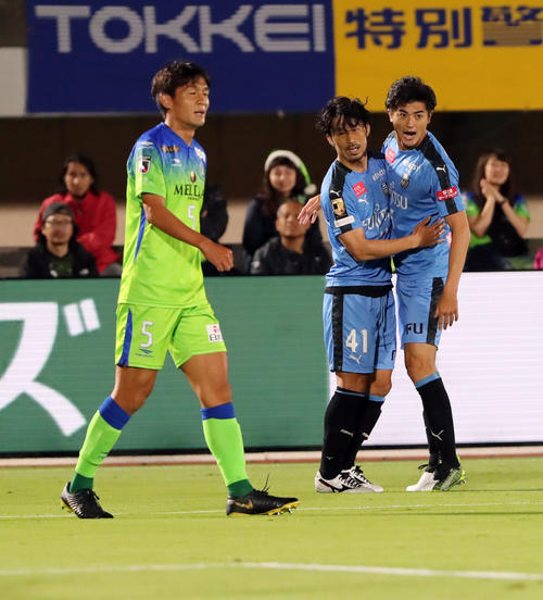 湘南対川崎F　前半、相手の喜ぶオウンゴールで先制し川崎F・DF谷口（右）とMF家長。手前はぼうぜんとする湘南DF杉岡（撮影・垰建太）