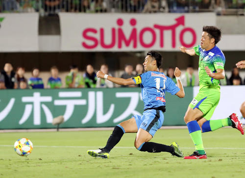 湘南対川崎F　前半、右足でチーム4点目のゴールを決める川崎F・FW小林（撮影・垰建太）