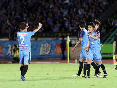 湘南対川崎F　前半、ゴールを決めた川崎F・MF中村（右）はチームメートと笑顔を見せる（撮影・垰建太）