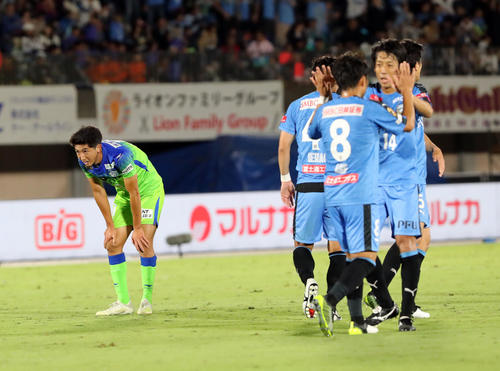 湘南対川崎F　前半、湘南MF金子（左）は4失点目を喫し喜ぶ川崎Fの選手たちを横目にガックリと肩を落とす（撮影・垰建太）