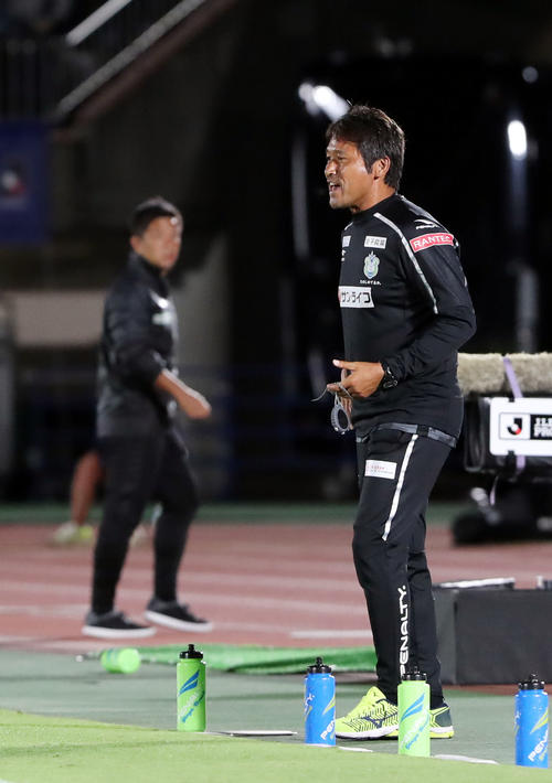 湘南対川崎F　前半、先制を許しイレブンを大声で鼓舞する湘南高橋コーチ（撮影・垰建太）