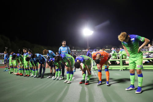 湘南対川崎F　川崎Fに敗れサポーターに頭を下げる湘南の選手たち（撮影・垰建太）
