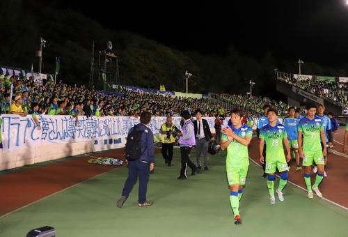 湘南対川崎F　試合後、サポーターの声援を受けながら引き揚げる湘南MF梅崎（手前）ら選手たち（撮影・垰建太）