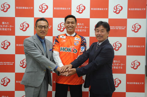 長野・東海林強化本部長（左）、新潟医療福祉大・佐熊監督（右）にはさまれ健闘を誓う喜岡