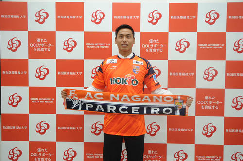 長野のタオルマフラーを手にプロ入りを喜ぶ喜岡