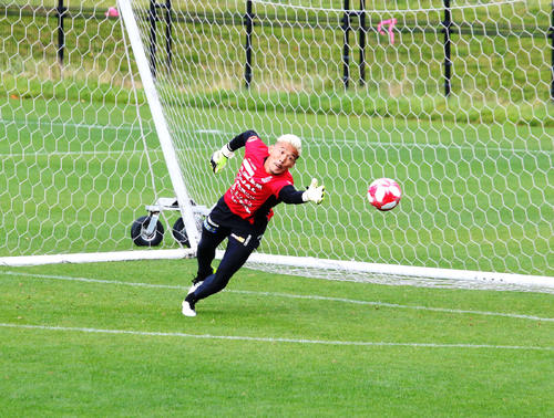 セーブ練習をする札幌GK菅野（撮影・保坂果那）