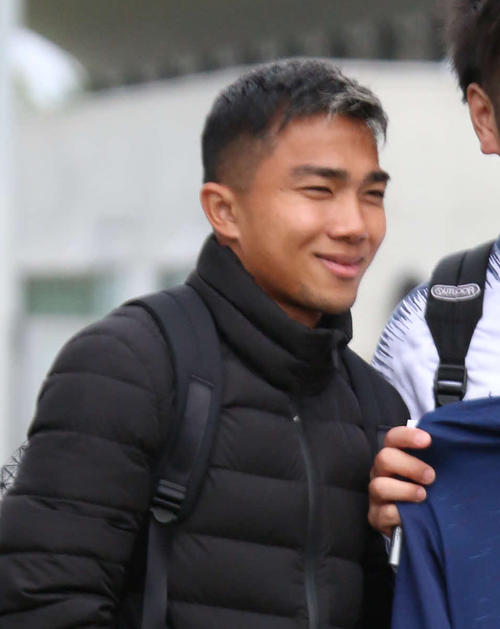 痛めた右ふくらはぎの検査に向かう前、ファンサービスに応じる札幌MFチャナティップ（2019年10月5日撮影）
