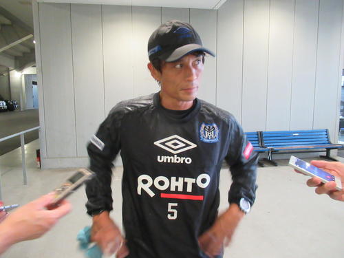 練習後、取材に応じるG大阪宮本監督