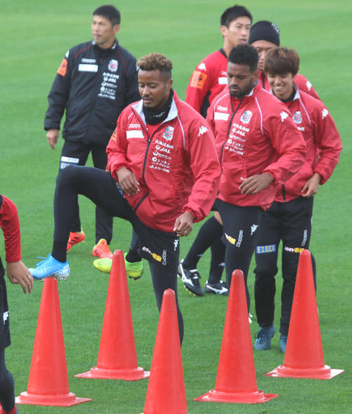 ルヴァン杯得点ランキングで並ぶ札幌FW鈴木（手前）とFWロペス（左から2人目）（撮影・保坂果那）