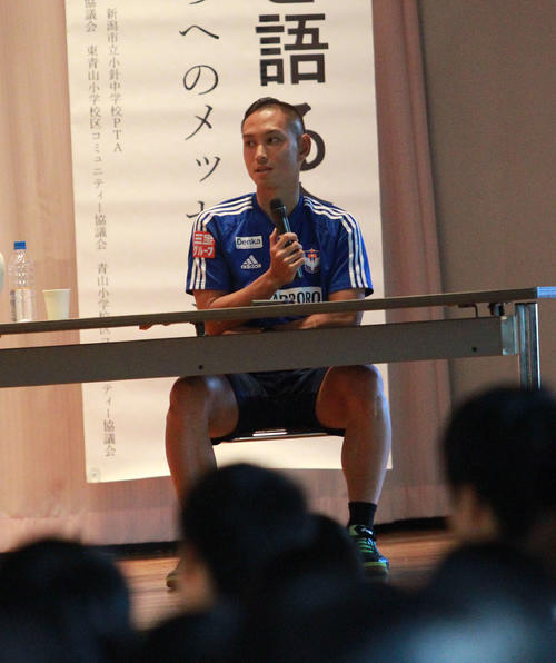 母校・小針中で講演するDF早川