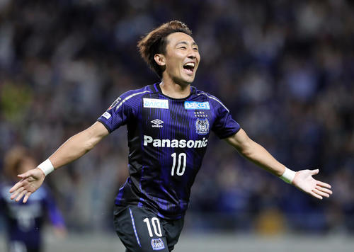 後半、勝ち越しゴールを決め、両手を広げ笑顔で喜ぶG大阪MF倉田（撮影・前田充）