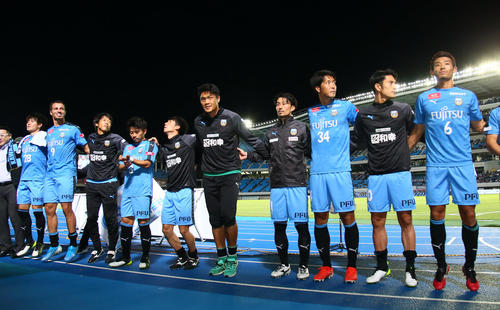 川崎F対鹿島　勝利しサポーターと勝利を喜び合う川崎Fイレブン（撮影・足立雅史）