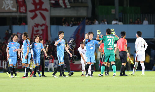 川崎F対鹿島　勝利しタッチを交わすMF脇坂（中央右）ら川崎Fイレブン（撮影・足立雅史）