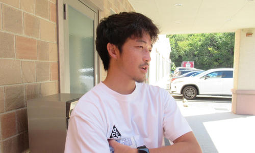 DJデビューする神戸DF西（撮影・実藤健一）