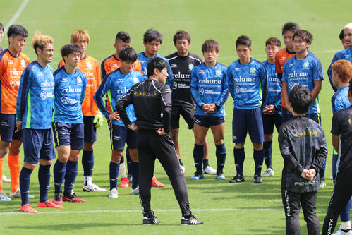 集合した選手に話をする湘南の浮嶋敏新監督（中央）