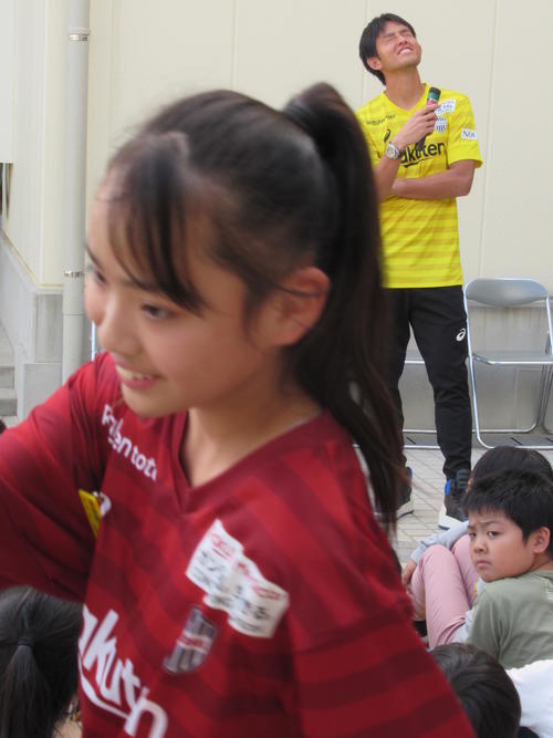 訪問した兵庫大開小の“ヴィッセル少女”の質問に天を仰ぐ神戸GK飯倉（撮影・実藤健一）