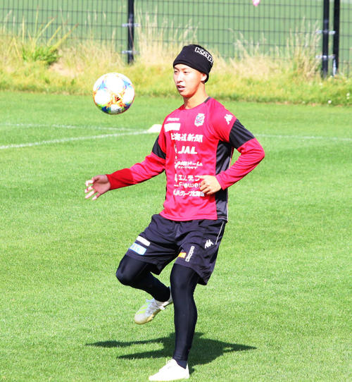 リフティングを行う札幌MF荒野（撮影・保坂果那）