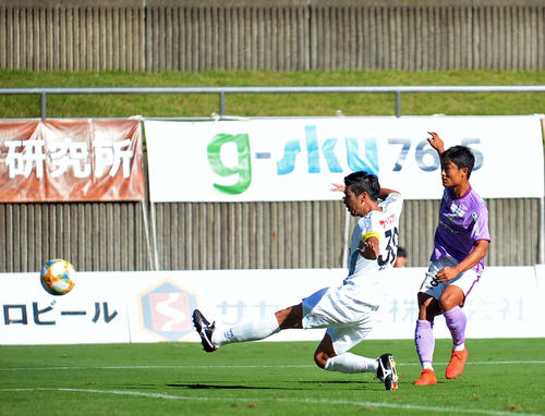 後半29分、右足で決勝点を決める藤枝MF岩渕（右）