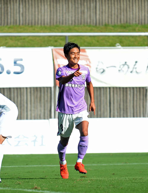 決勝点を決め、ベンチに向かって駆けだす藤枝MF岩渕