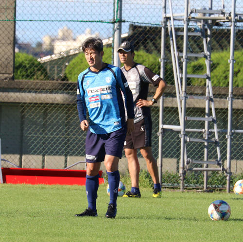 練習で汗を流す横浜FCカズ