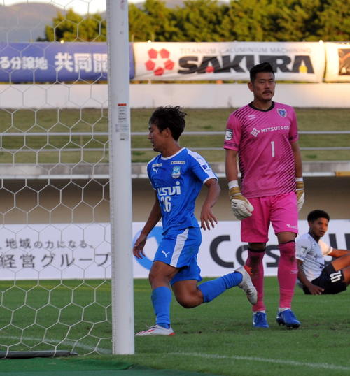 後半ロスタイム、同点ゴールを決めて試合再開を急ぐ沼津FW石川（左）