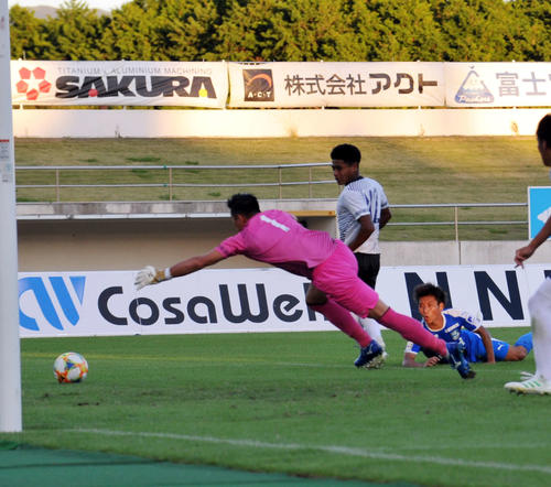 後半ロスタイム、頭でゴールを決める沼津MF徳永（右下）