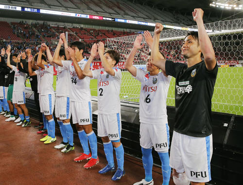 鹿島と引き分けて決勝進出を決め、サポーターにあいさつする小林（右端）ら川崎イレブン（共同）