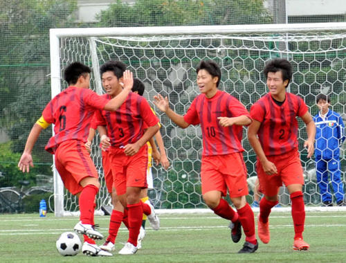 後半15分、先制点を決めて歓喜する浜松工FW水信（右から2人目）