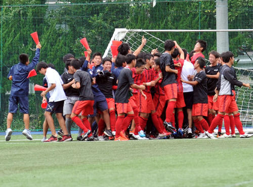シード校を破り、大喜びする浜松工の選手たち