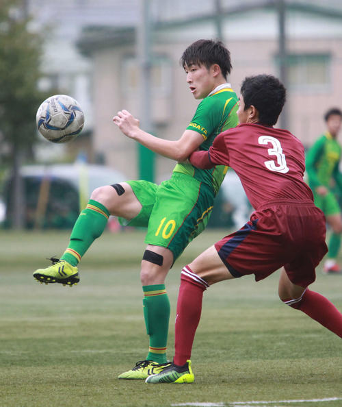 帝京長岡対丸岡　DFを背にトラップするFW晴山