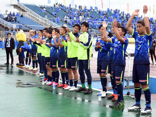 山形対岐阜　試合に勝利しサポーターと喜ぶ山形イレブン（撮影・山田愛斗）