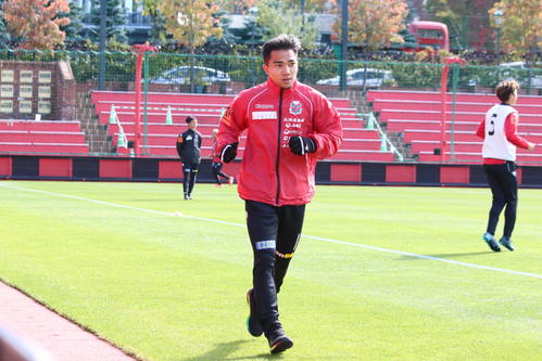 右ふくらはぎ肉離れで別メニュー調整中の札幌MFチャナティップはランニングを開始（撮影・保坂果那）