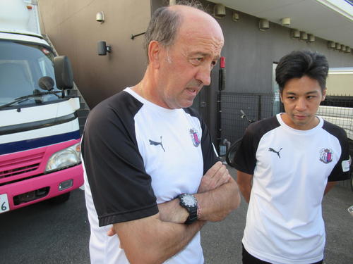 札幌戦への意気込みを語るC大阪ロティーナ監督（左）（撮影・実藤健一）
