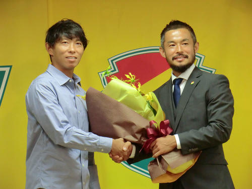 引退会見を行ったJ2千葉MF佐藤勇人（右）と、花束を贈呈した双子の弟・FW佐藤寿人