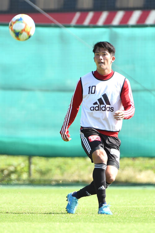 ロングボールを蹴る仙台MF道渕（撮影・山田愛斗）