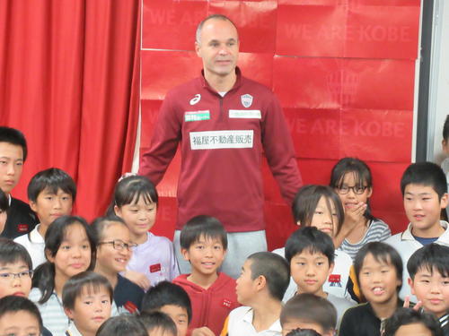 訪問した神戸市だいち小の子どもたちと写真に納まる神戸MFイニエスタ