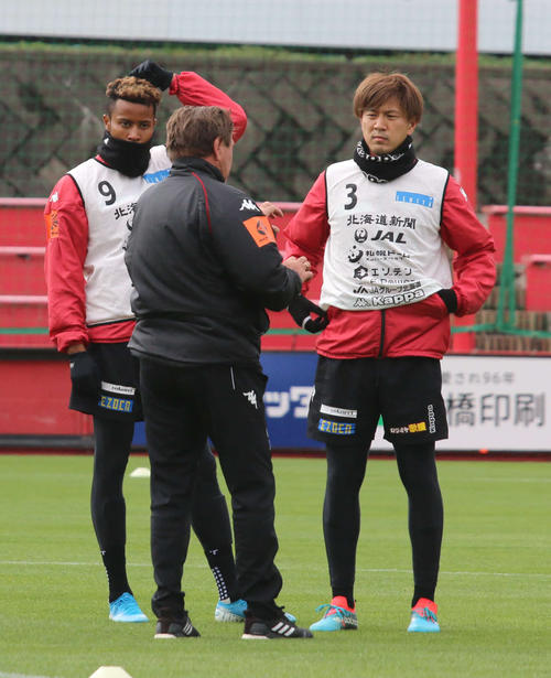 札幌ペトロビッチ監督（中央）に話し掛けられるFW鈴木（左端）とMF宮沢（撮影・保坂果那）