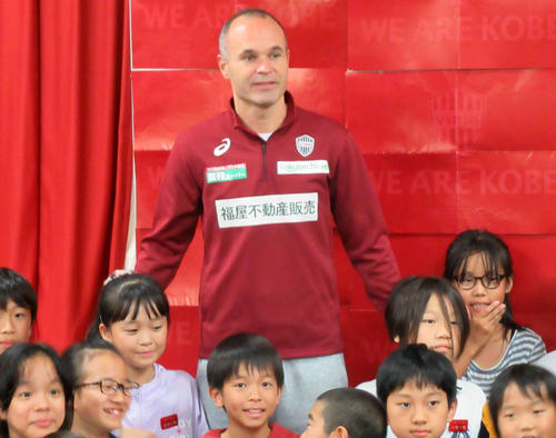 だいち小の子どもたちと写真に納まる神戸MFイニエスタ