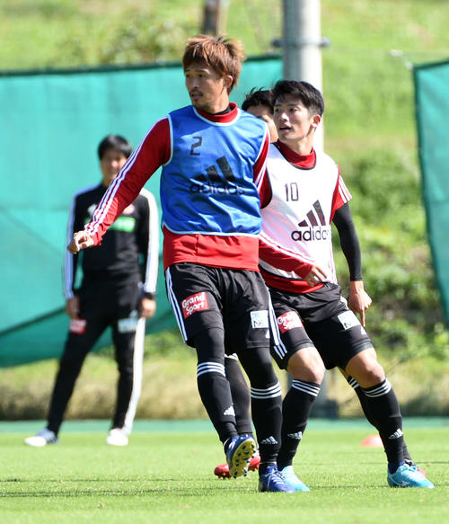 競り合う仙台DF平岡（左）とMF道渕（撮影・山田愛斗）