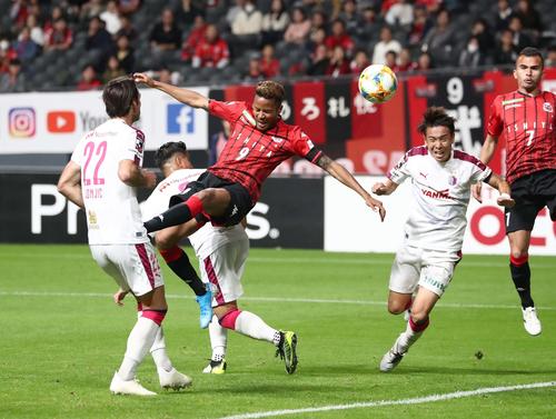 札幌対C大阪　前半、ゴール前で競り合う札幌FW鈴木（左から3人目）（撮影・黒川智章）