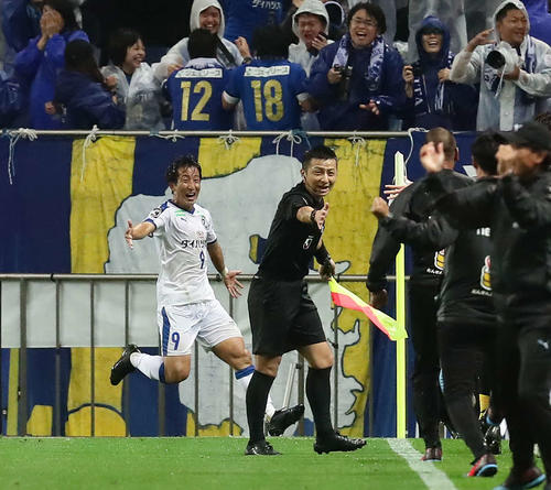 浦和対大分　後半終了間際、決勝ゴール決めて喜ぶ大分FW後藤（左端）（撮影・丹羽敏通）