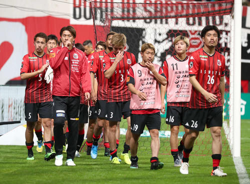 札幌対C大阪　0－1で敗れ引き揚げる札幌の選手たち（撮影・黒川智章）
