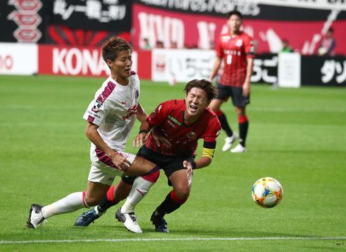 札幌対C大阪　前半、ゴール前でC大阪FW柿谷（左）と競り合う札幌MF宮沢（撮影・黒川智章）