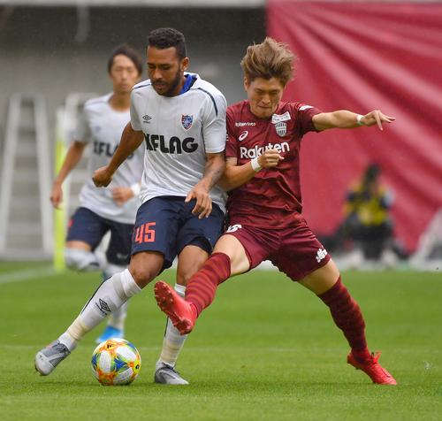 神戸対東京　前半、東京MFアルトゥール・シルバ（右）とボールを奪い合う神戸MF酒井高徳（撮影・上田博志）